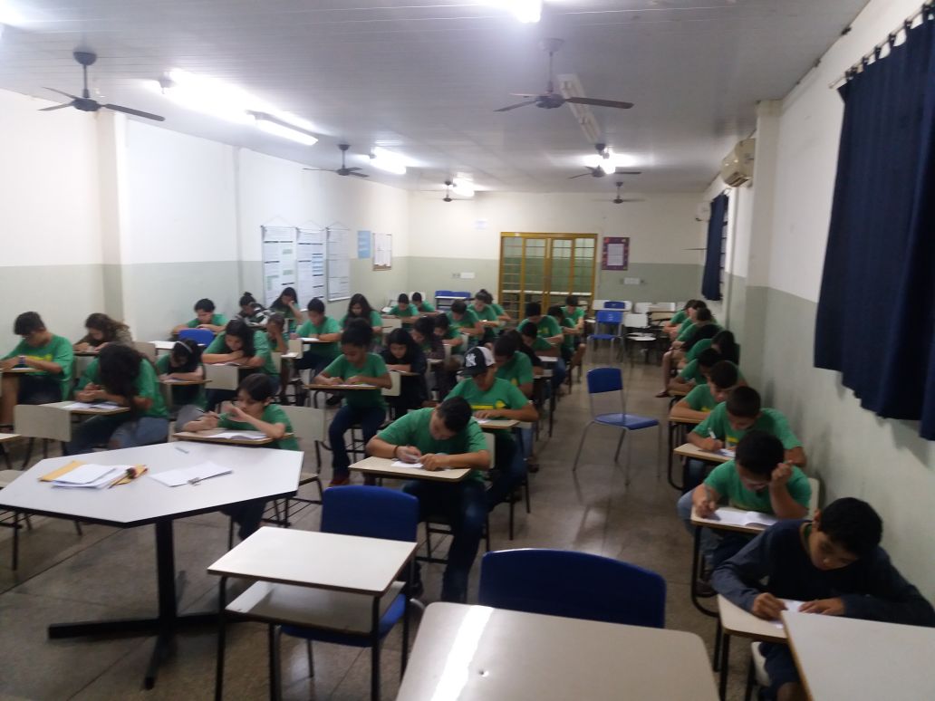 imagem de uma sala de aula com alunos.